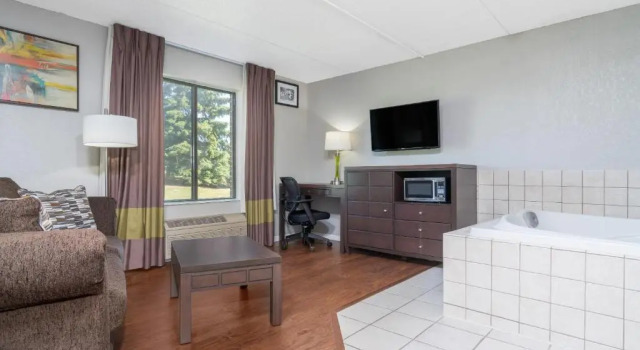 Люкс Super 8 by Wyndham Bloomington/Airport