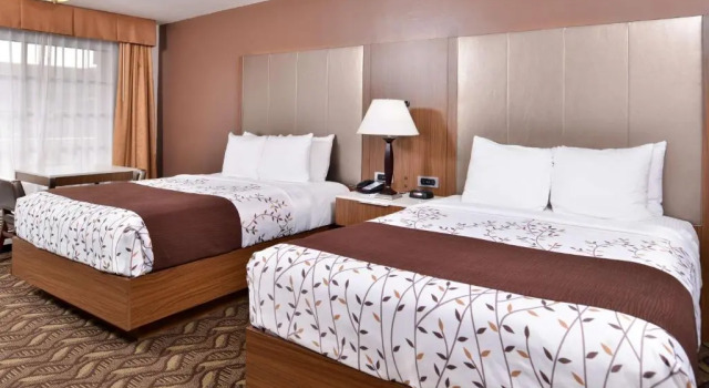 Четырёхместный номер Deluxe Best Western Airport Plaza Hotel   LAX Airport LA Stadium