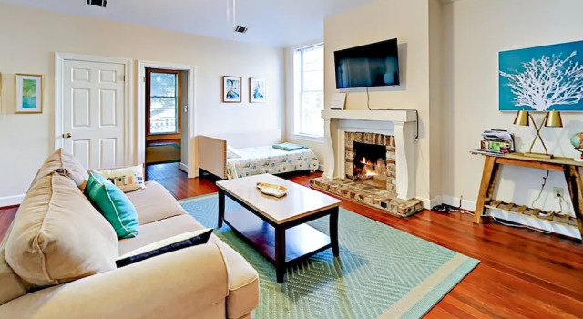 127 E Liberty Townhouse Unit A 1 Bedroom 1.5 Bathroom Townhouse, Rezerwuj Dom wakacyjny Domki letniskowe w Savannah, Domek