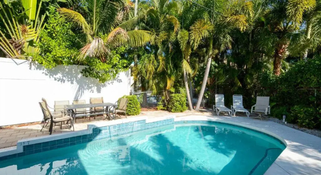 Canal 315 - Right in Siesta Key Village!, Забронировать Отель Отели Сиеста-Ки с парковкой, Парковка