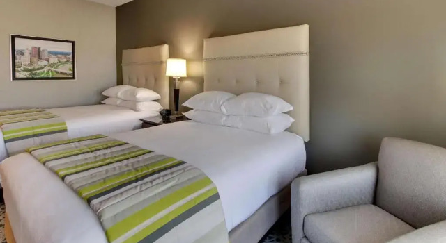 Четырёхместный номер Superior Drury Inn & Suites Cleveland Beachwood