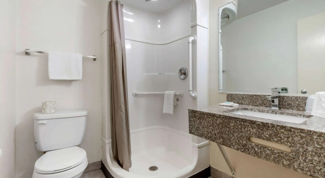 Четырёхместный номер Standard Rodeway Inn Winston Salem Route 52