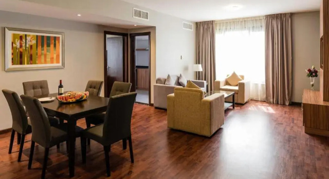 Люкс Standard Emirates Plaza Hotel