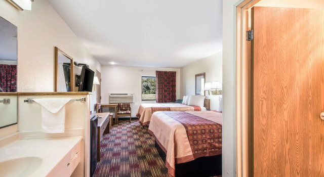 Четырёхместный номер Standard Americas Best Value Inn & Suites Harrisonville