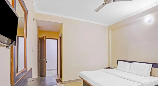 OYO 84081 Hotel Suhani Katra, Забронировать Отель Отели Джамму и Кашмира с парковкой, Парковка