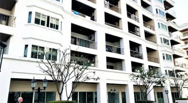 Platinum Suites, Thepprasit Road - Large top Floor Studio