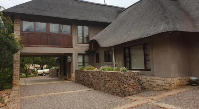 Zebula Golf Estate and Spa -Tok-Tokkie Knocking 16 pax Moi Signature Luxury villa, Boek Resort Resorthotels in Warmbad, Resort