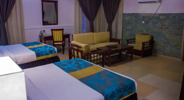 Suite De Renaissance Hotel