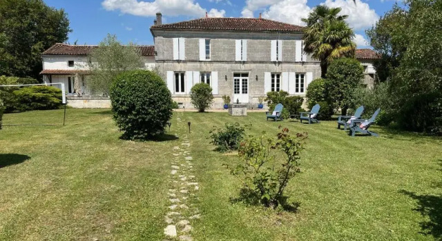1854 Chassors, Book Hotel Chassors Aquitaine
