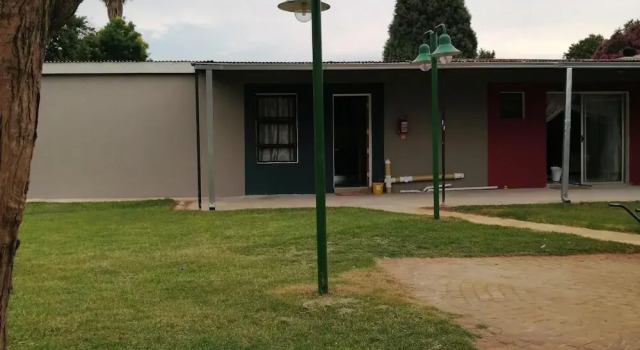 Room in B&B - Immaculate and Beautiful Chalet - Fully Equipped, Reservar Chalé Moradias em Kempton Park, Vila