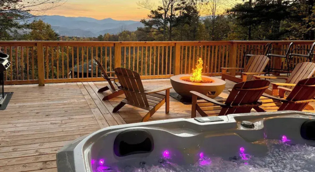 Коттедж 3 Mi to Dtwn: Mtn-view Cabin in Gatlinburg!