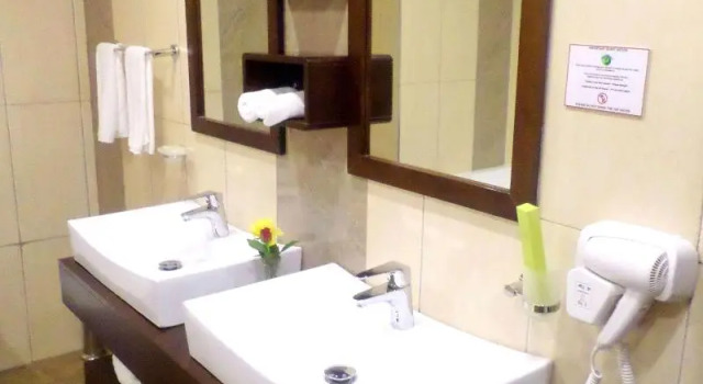 Двухместный люкс с балконом Отель Best Western Premier Garden Entebbe