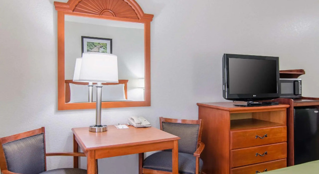 Четырёхместный люкс Quality Inn Junction City near Fort Riley