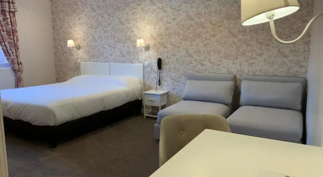 Трёхместный номер Comfort Logis Hôtel Auberge du Port des Roches