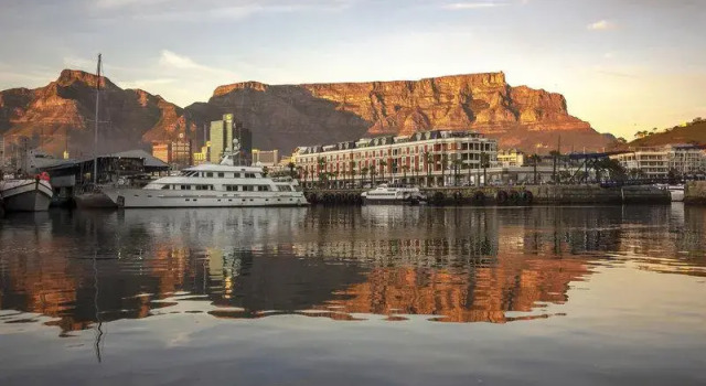 Номер Standard Мансарда Cape Grace, A Fairmont Managed Hotel