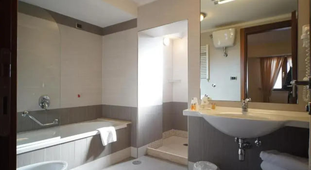 Полулюкс Suites & Residence Hotel