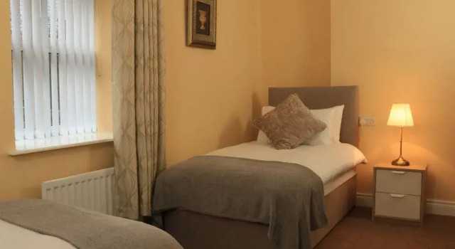 Station B&B, Забронировать Отель «постель и завтрак» Бизнес-отели Лондондерри, рядом с St. Columbs Cathedral, 4* 5*