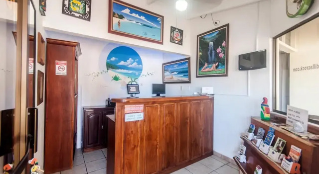 Cadillac Rock Beach Hotel, Забронировать Отель Хако Пунтаренас, рядом с Пляж Хако