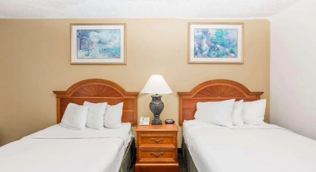 Четырёхместный номер Standard Days Inn by Wyndham West Des Moines - Clive