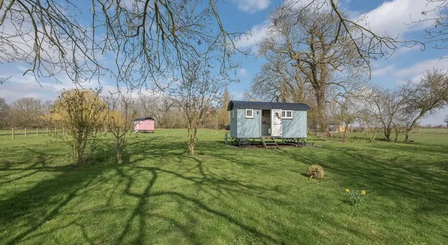 Sage Shepherds Hut, Boundary Farm Cottages, Book Landbrugsophold Hoteller i Framlingham med parkering, Parkering