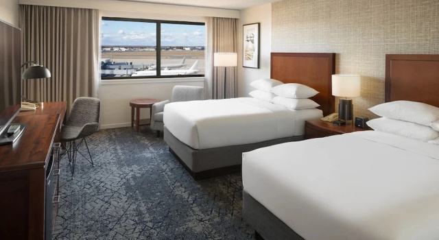 Четырёхместный номер Standard с красивым видом из окна Sheraton Hartford Hotel at Bradley Airport