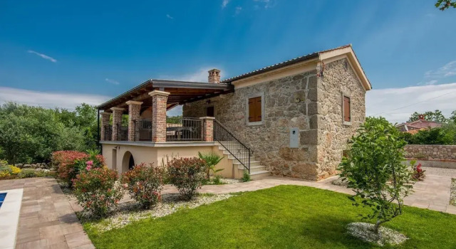 Beautiful Home in Svet Vid Dobrinjski With Wifi and 2 Bedrooms, Varaa Hotelli Hotellit Kvarner Islands uima-altaalla, Uima-allas