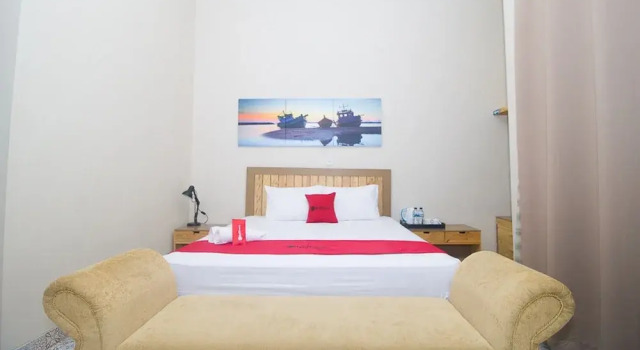 Номер Premium RedDoorz Plus Syariah near Alun Alun Sampang