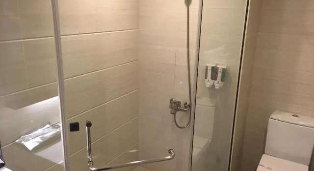 Четырёхместный номер Standard 麗馨商旅七賢館