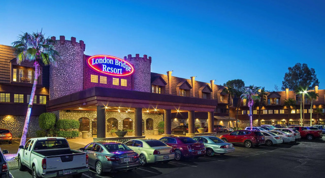 Кровать в общем номере London Bridge Resort