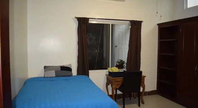 Room in House - Comoda Habitacion En Casa Compartida, Забронировать Отель Отели штата Нуэво-Леон с парковкой, Парковка