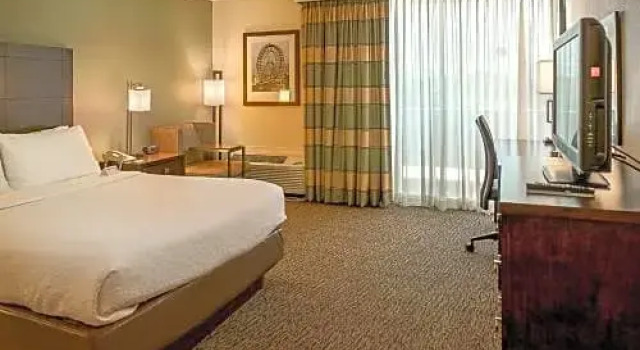 Двухместный номер Standard с балконом Drury Inn & Suites St. Louis Forest Park