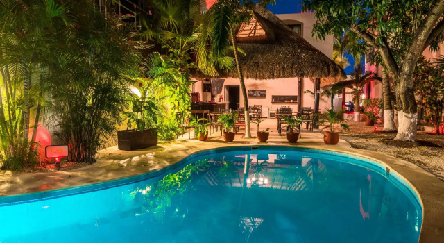 Кровать в общем номере Hacienda Paradise Hotel