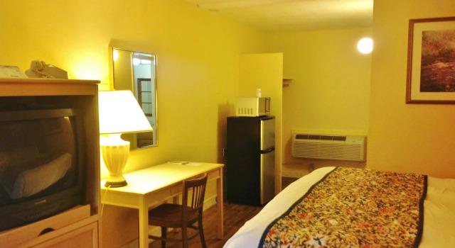 Budget Host Inn, Забронировать Отель Отели Арлингтон с парковкой, рядом с Arlington Museum of Art, Парковка