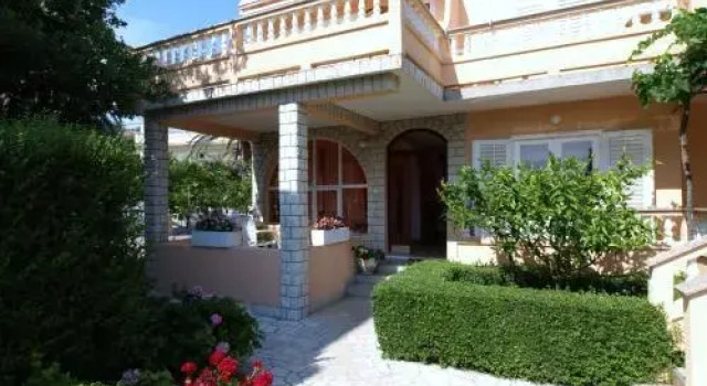 Guest House Sandra, Prenota Affittacamere Hotel a Isole Quarnerine con parcheggio, Parcheggio