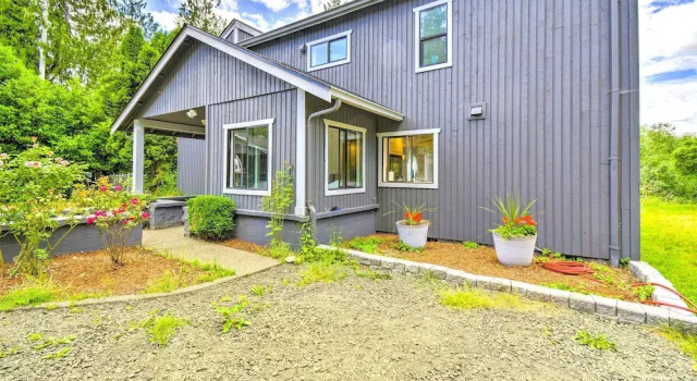 Коттедж с 3 комнатами Stunning Hood Canal Getaway w/ Private Deck!