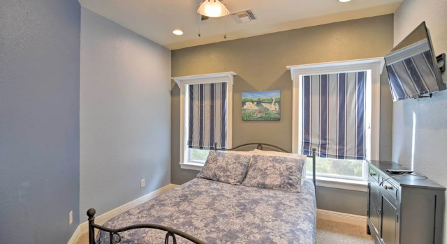 Коттедж с 5 комнатами с балконом Waveland Family House, 4-minute Drive to the Beach