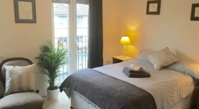 Люкс с балконом Lynbrook  Guests House