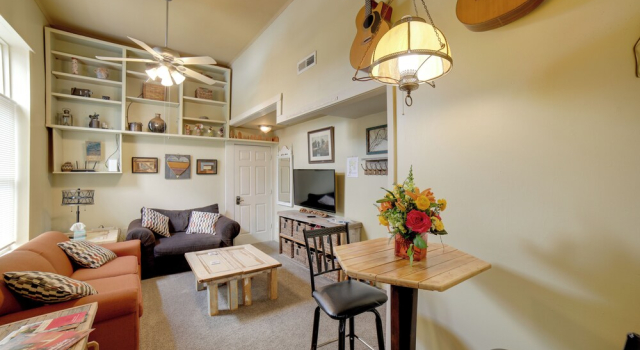 Апартаменты Walk to Water St & River: Quaint Saugatuck Apt