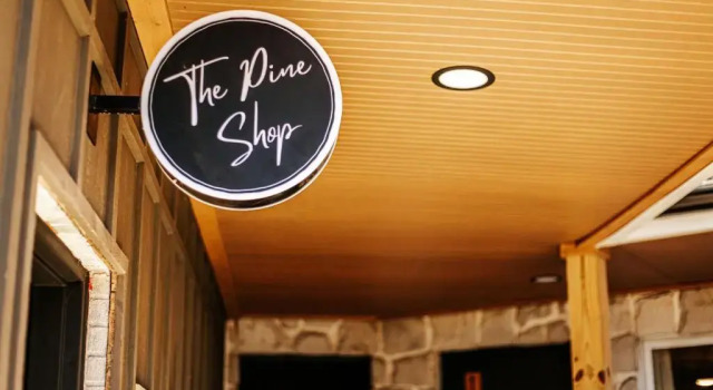 Grey Pine Lodge, Boek Hotel Hotels in Virginia met parkeren, Parkeren