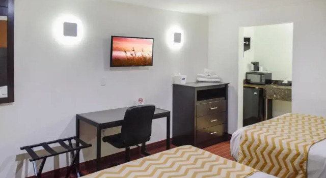 Четырёхместный номер Standard Travelodge by Wyndham Manhasset