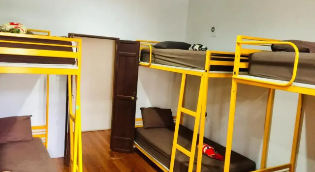 Кровать в общем номере с красивым видом из окна Phuket Sunny Hostel