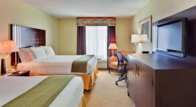 Четырёхместный номер Standard Holiday Inn Express Hotel & Suites Hamburg by IHG