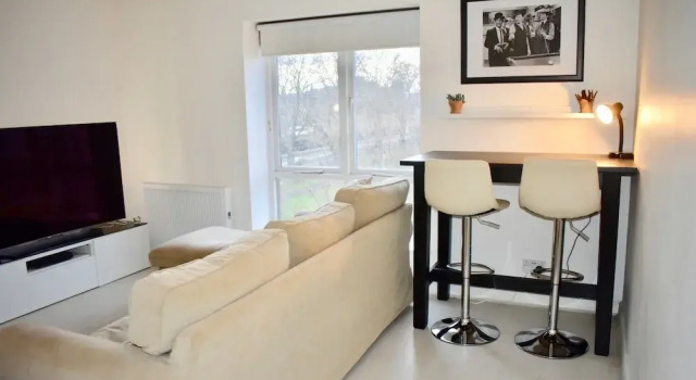 Trendy 2 Bedroom Apartment Near City Centre