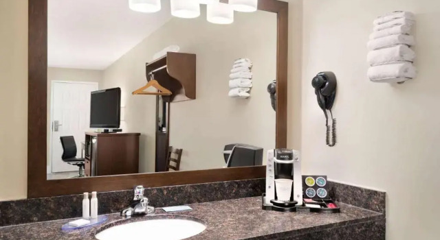 Четырёхместный номер Standard Travelodge by Wyndham Salmon Arm BC