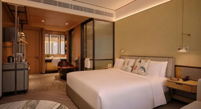 Двухместный номер Premium Central Harbour View Kimpton Tsim Sha Tsui Hong Kong by IHG