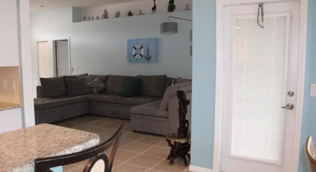 Spacious and private pool house, 15 min to beach