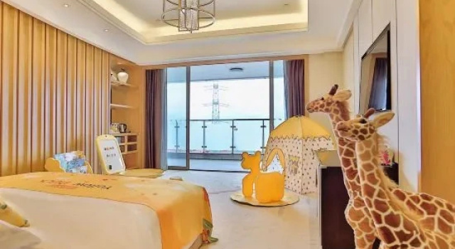 Четырёхместный семейный люкс с балконом Kingworld Hotel Gui'an