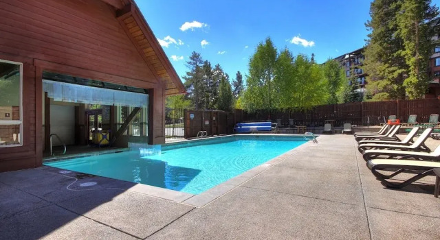 The Retreat 6 2 Bedroom Condo by RedAwning, Rezerwuj Hotel Hotele w Vail Ski z basenem, Basen