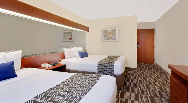 Четырёхместный номер Standard Microtel Inn & Suites by Wyndham Middletown