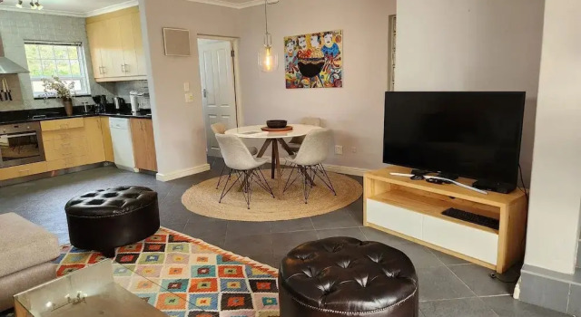 Коттедж Charming fully fitted double storey Cottage near Constantia Village